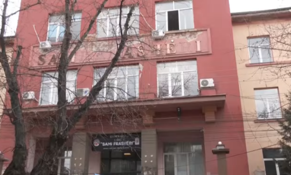 Gjysma e shkollave në Prishtinë janë të pasigurta për nxënësit, nisën sanimet emergjente