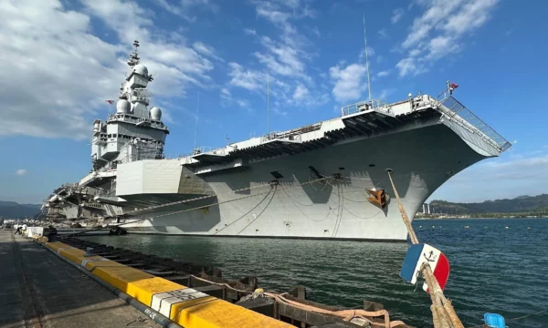 Franca dërgon aeroplanmbajtësen Charles de Gaulle në Mesdhe për të siguruar trafikun detar