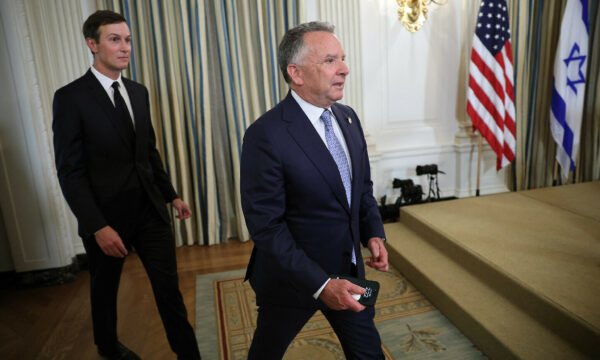 Dyshime për “insider trading” në rrethin e Donald Trumpit pas njoftimit për Iranin