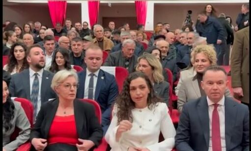 Vjosa Osmani injoron Donika Gërvallën gjatë ceremonisë në Mitrovicë