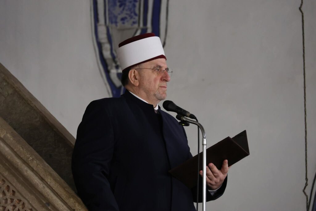 Mijëra besimtarë myslimanë falën namazin e Bajramit në Tiranë në sheshin Skënderbej.