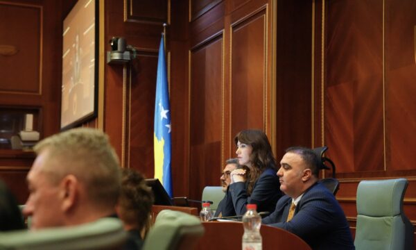 Ushtruesi i detyrës së Sekretarit të Përgjithshëm të Kuvendit, Arben Loshi, është shkarkuar nga detyra në ditën e seancës për zgjedhjen e Presidentit të Kosovës.