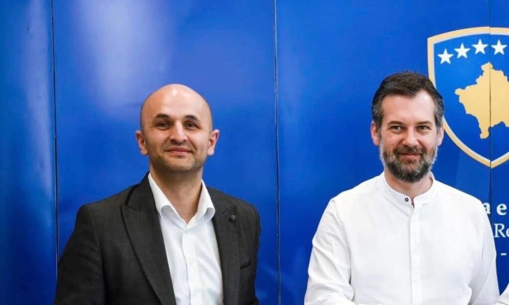 Bislim Bislimi pritet të rikthehet në pozitën e Drejtorit Ekzekutiv të Arkivave, ndërsa sinjalizuesi Gjon Gegaj është pezulluar nga puna.