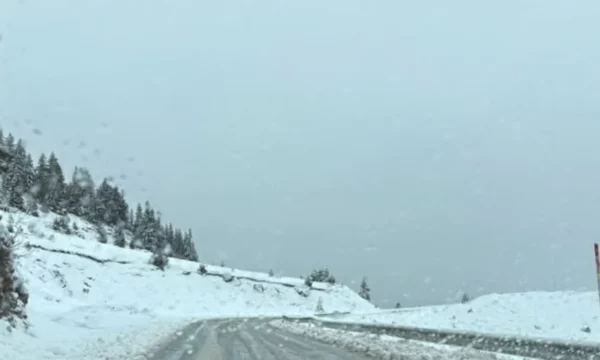 Rruga Pejë-Kullë-Rozhajë e bllokuar për kamionë për shkak të borës