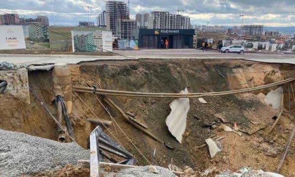 Komuna e Prishtinës ka bllokuar zyrtarisht qarkullimin në rrugën “Malush Kosova” pas shembjes së plotë nga rrëshqitja e dheut.