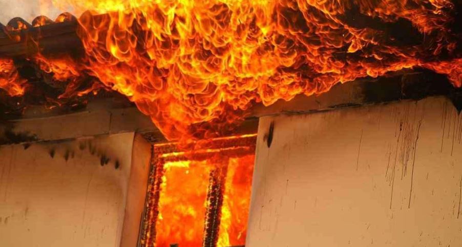 Zjarr në shtëpi në Gjakovë, arrestohet i dyshuari i lënduar