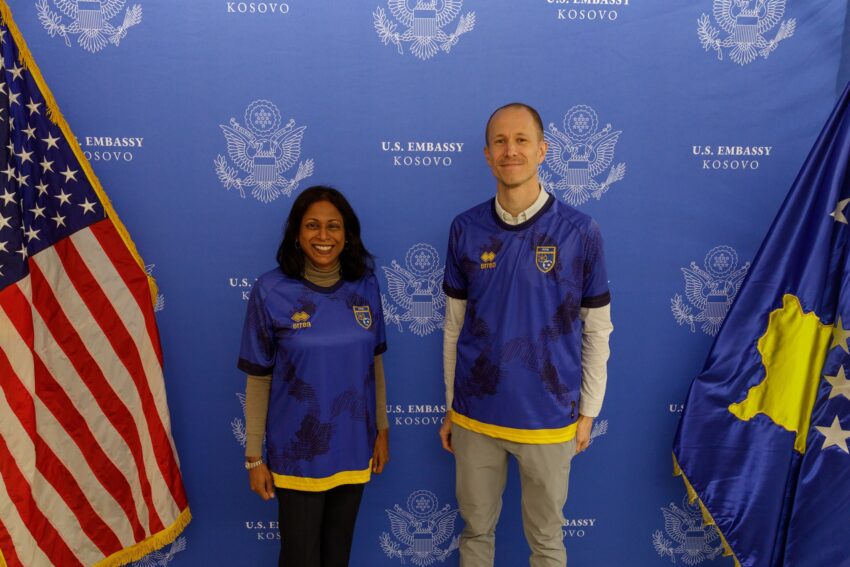 Ambasada Amerikane mbështet fuqishëm Kosovën në ndeshjen historike kundër Turqisë