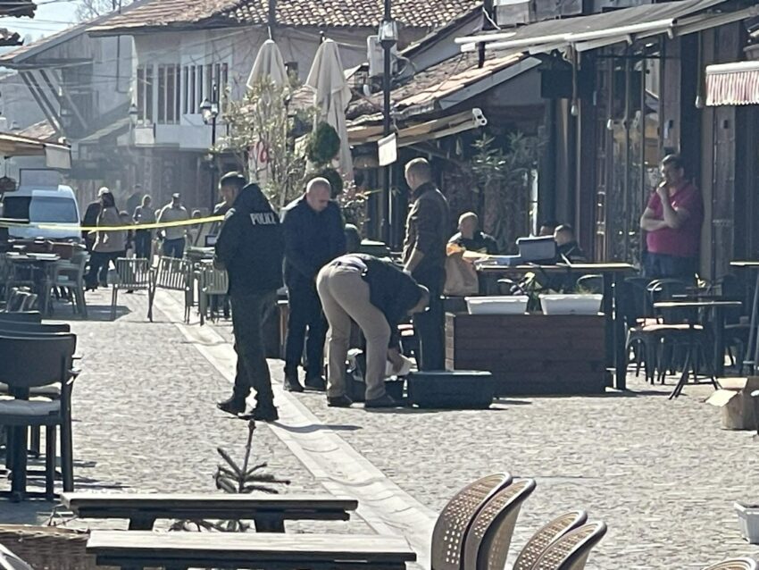 Forenzika në vendin e vrasjes në Gjakovë, dyshohet për konflikt familjar