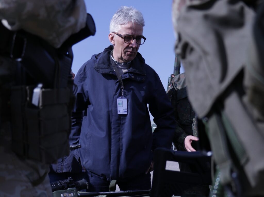 Ambasadori gjerman viziton ushtarët në KFOR dhe njihet me pajisjet e patrullimeve në kufi