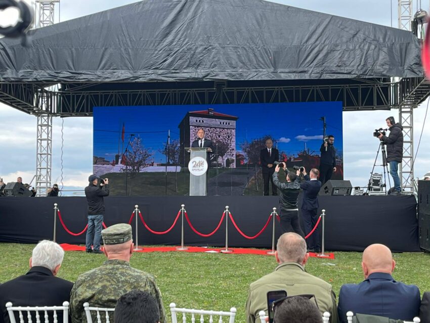 Ramush Haradinaj dekoron gjeneralin Kudusi Lama me medaljen “Me besim në Zot, atdhe e shtet” në 28-vjetorin e Epopesë së Dukagjinit.