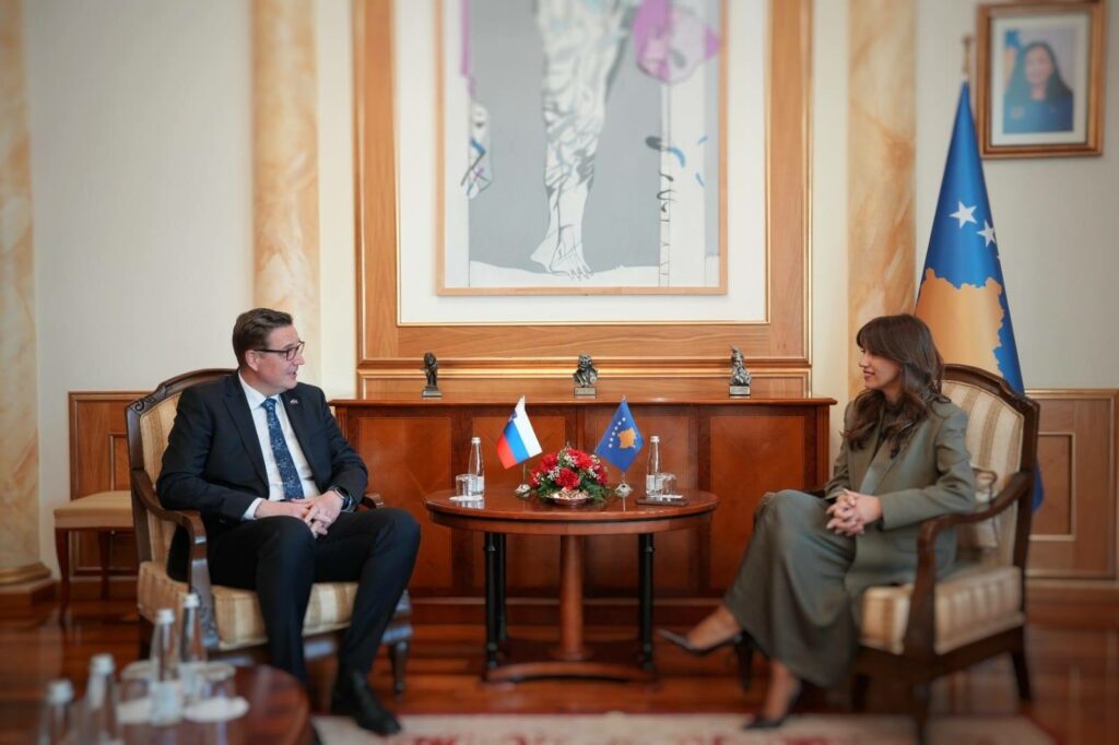 Kryetarja Haxhiu diskuton bashkëpunimin parlamentar me ambasadorin slloven