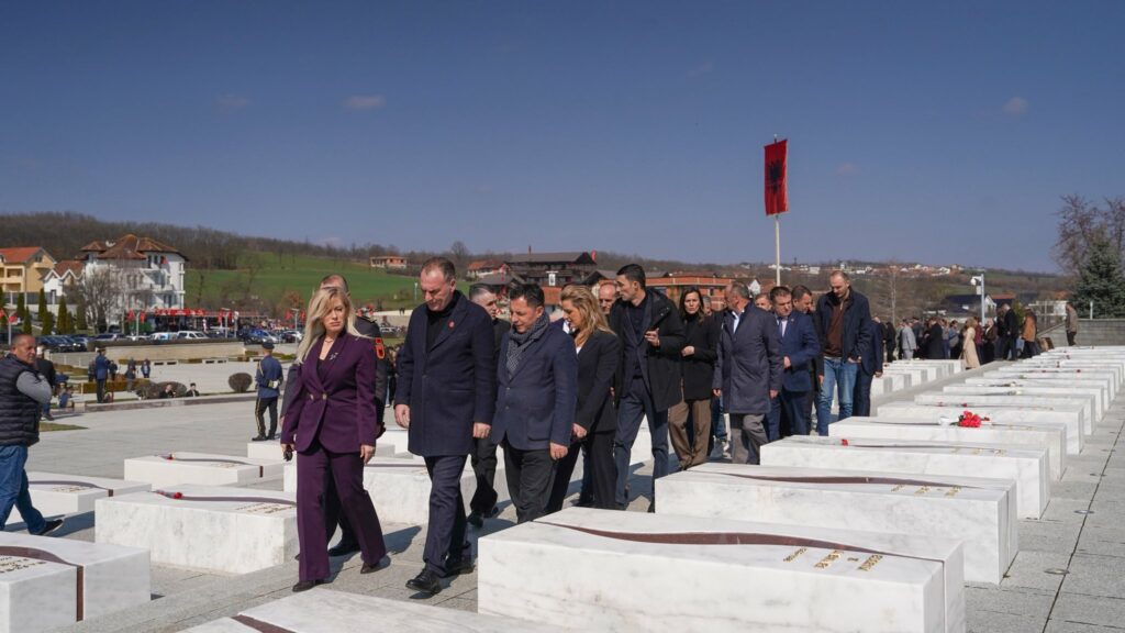 Limaj bën homazhe në Prekaz, thekson rëndësinë e sakrificës për shtetin