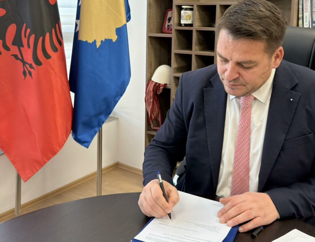 Ministri Armend Muja ka nënshkruar vendimin për zhvendosjen e Ministrisë së Bujqësisë në objekte publike, duke kursyer rreth 1 milion euro në vit nga qiratë.