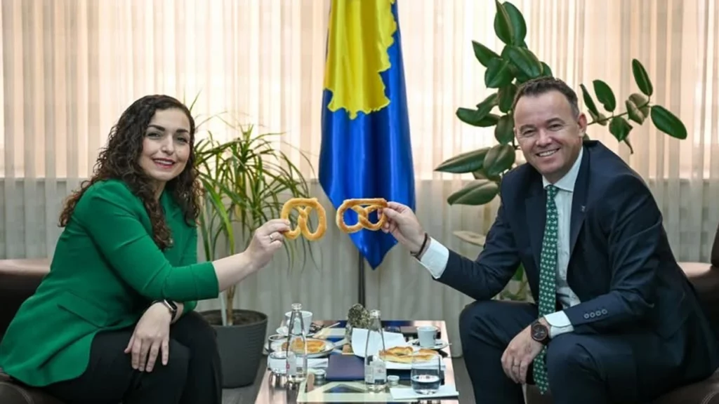 Heshtja e Faton Pecit për rizgjedhjen e presidentes Osmani dhe ngërçi politik në Kosovë