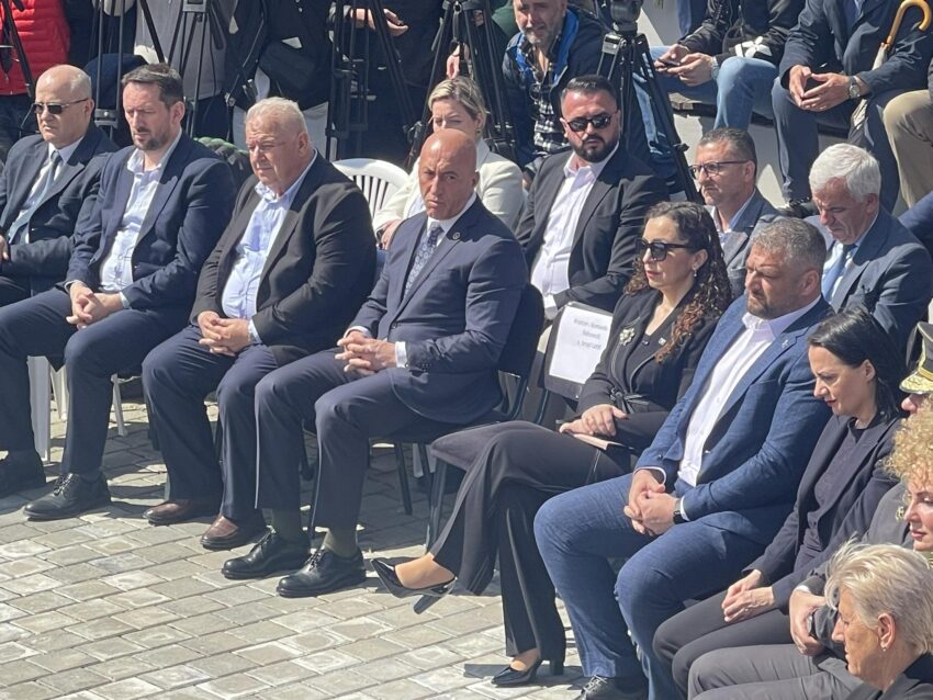 Presidentja Vjosa Osmani mori pjesë në tubimin përkujtimor të 27-vjetorit të masakrës në Krushë të Madhe.