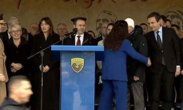 Presidentja Vjosa Osmani dhe kryeministri Albin Kurti i shtrënguan duart në kazermën “Adem Jashari” në Prishtinë, për nder të Epopesë së UÇK-së.