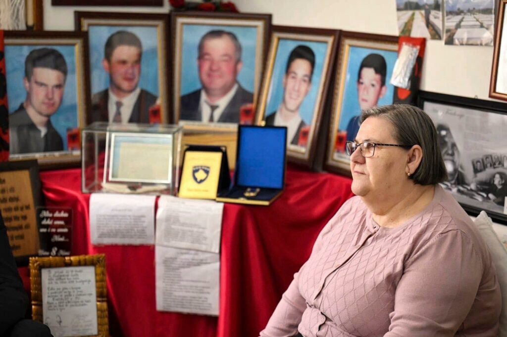 Kurti përkujton familjen Qerkezi dhe viktimat e krimeve serbe në Kosovë