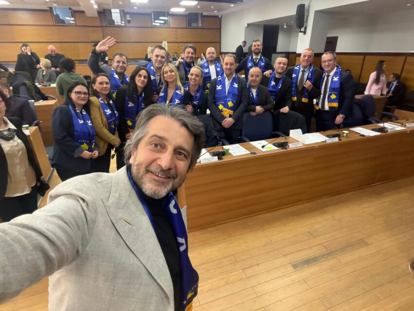 Përparim Rama mbështet Kombëtaren e Kosovës në ndeshjen ndaj Turqisë