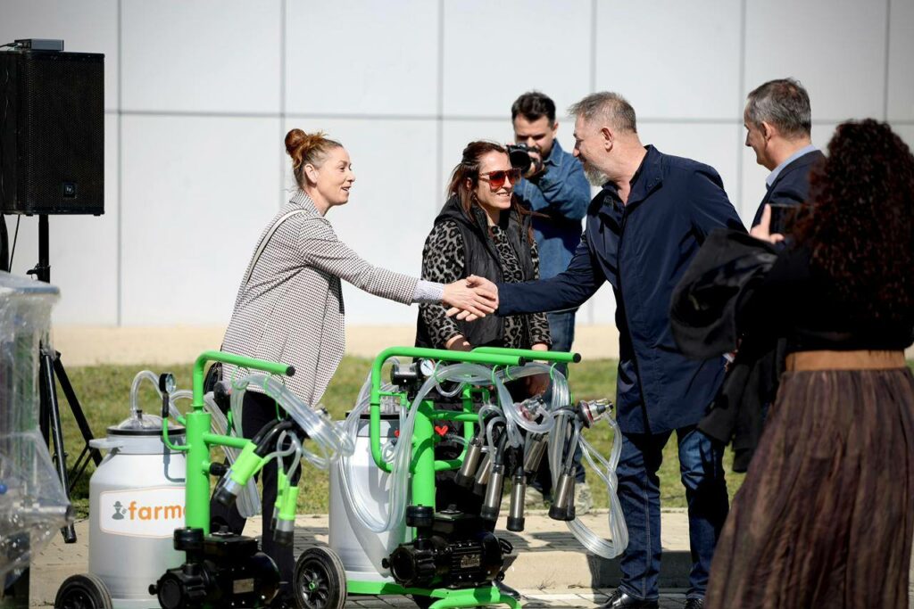 Lushtaku shpërndan pajisje bujqësore për 31 gra fermere në Skenderaj