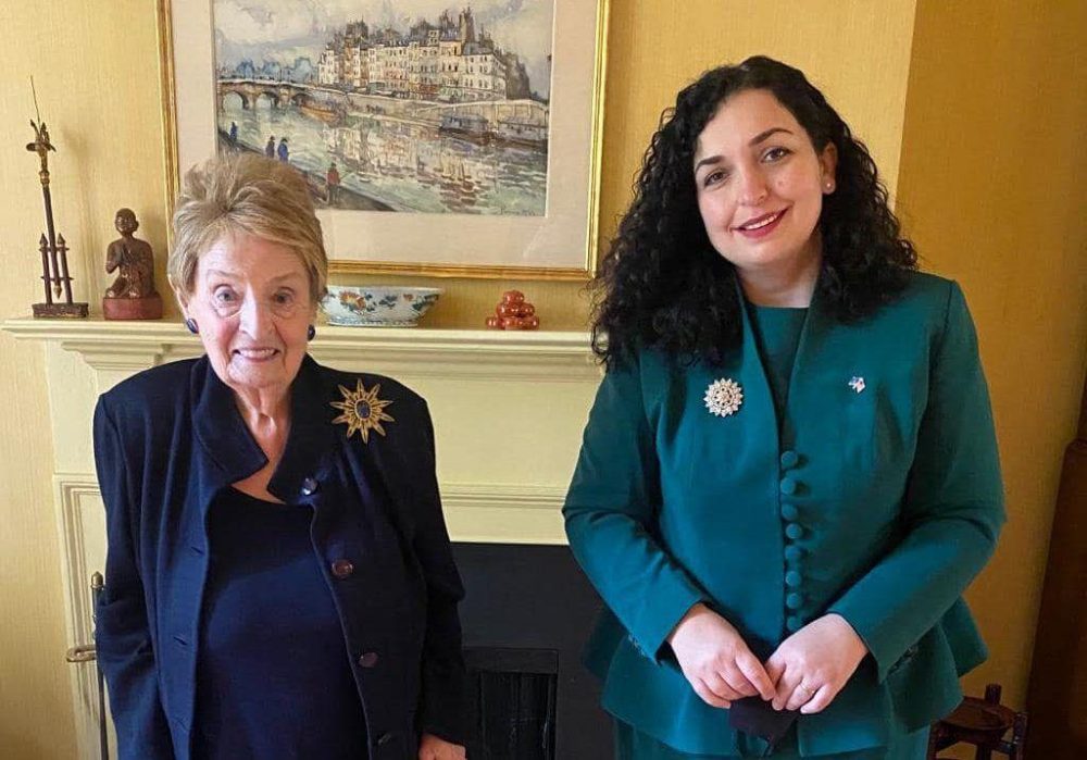 Vjosa Osmani kujton Madeleine Albright, mike e madhe e Kosovës
