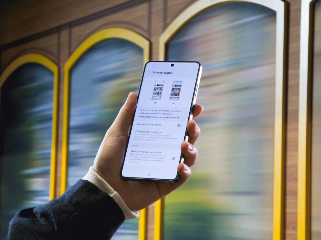 Gjysma e evropianëve shikojnë fshehurazi ekranet e telefonave në publik