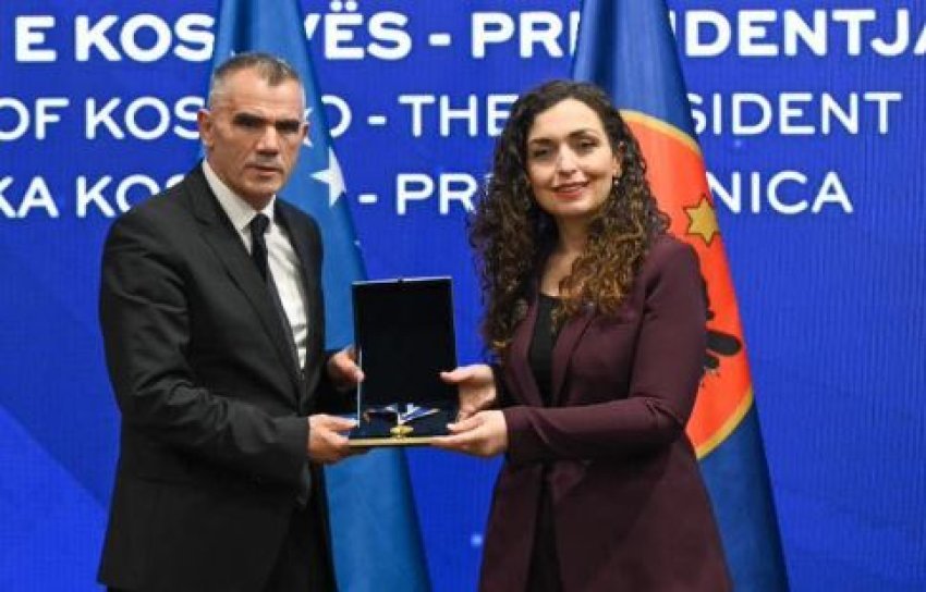 Fatmir Makolli u nderua me Medaljen Presidenciale të Meritave nga Presidentja Vjosa Osmani për kontributin e tij në sportin e Kosovës.