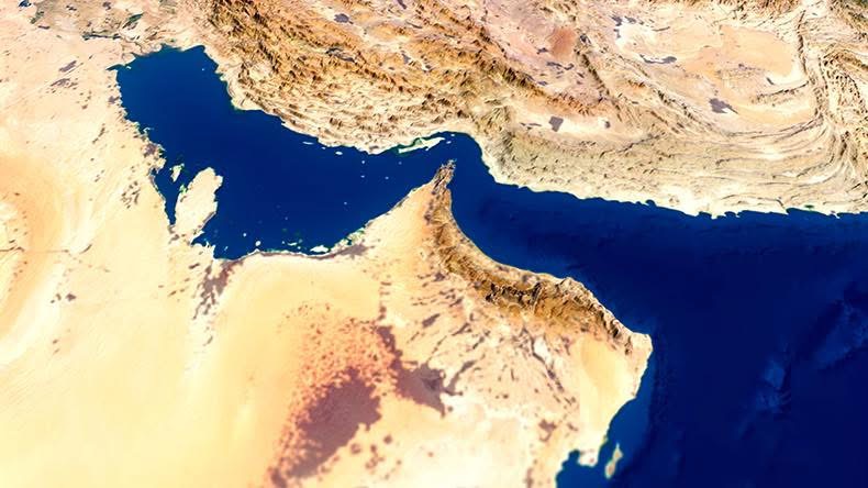 Irani paralajmëron se anijet që kalojnë nëpër Ngushticën e Hormuzit pa leje do të shënjestrohen dhe shkatërrohen, ndërsa Shtëpia e Bardhë e quan mbylljen e ngushticës të papranueshme.