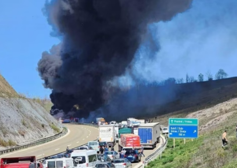 Një grua ka kërkuar ndihmë mjekësore nga Ekipi i Urgjencës pas zjarrit në kamionin në autostradën “Ibrahim Rugova”.