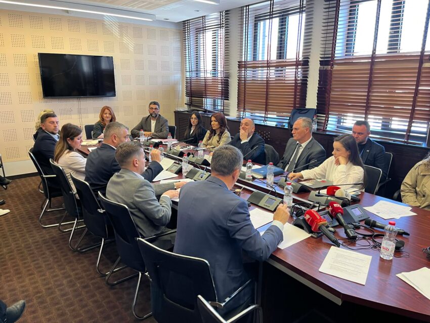 Akuzat për financimin e ekspozitës “Masakrat në Kosovë 1998–1999” dhe reagimet në Komisionin parlamentar