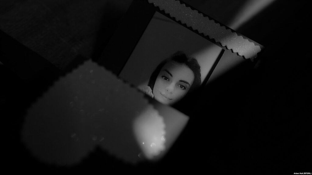 Nëna e 21-vjeçares së vrarë në Ferizaj shpreh pakënaqësi për dënimin prej 24 vjetësh të Valon Aliut.