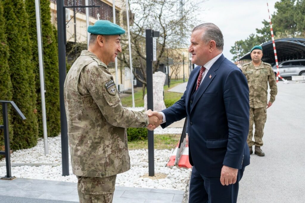 Takimi i komandantit të KFOR-it me ministrin turk të Sportit pas ndeshjes Kosovë-Turqi