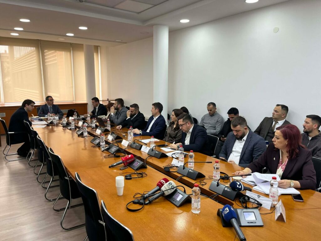 Komisioni për Buxhet miraton marrëveshjen e kredisë me 6 vota për, 2 kundër dhe 1 abstenim, PDK voton kundër.