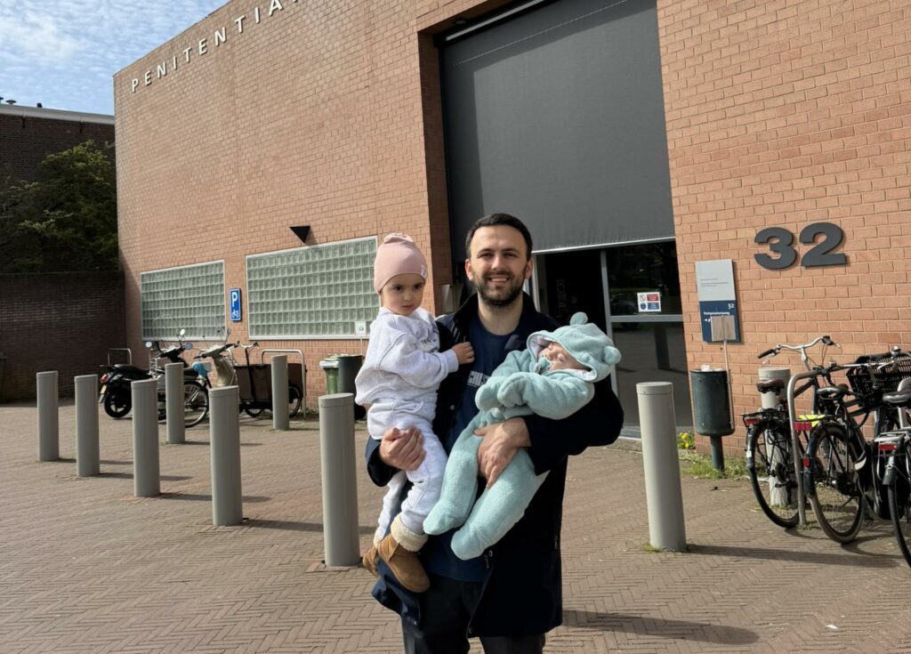 Altin Krasniqi feston 30-vjetorin pranë babait në Hagë