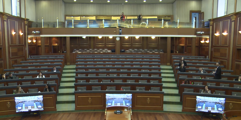 Deputetët e LVV-së dhe Qeveria mungojnë në seancën për çmimet e naftës