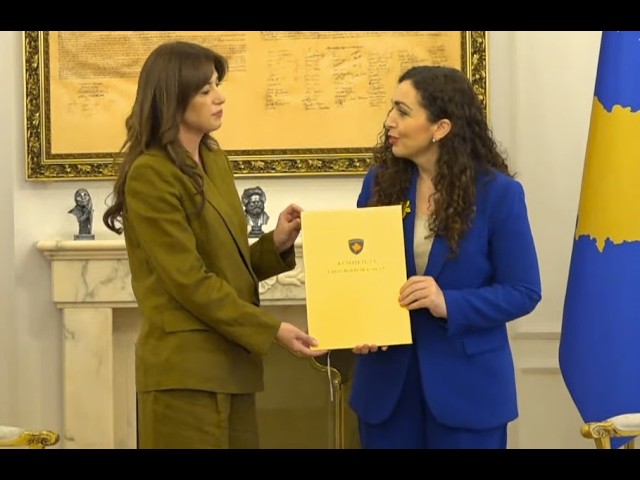 Albulena Haxhiu nis detyrën si ushtruese e Presidentes me homazhe në Rezallë