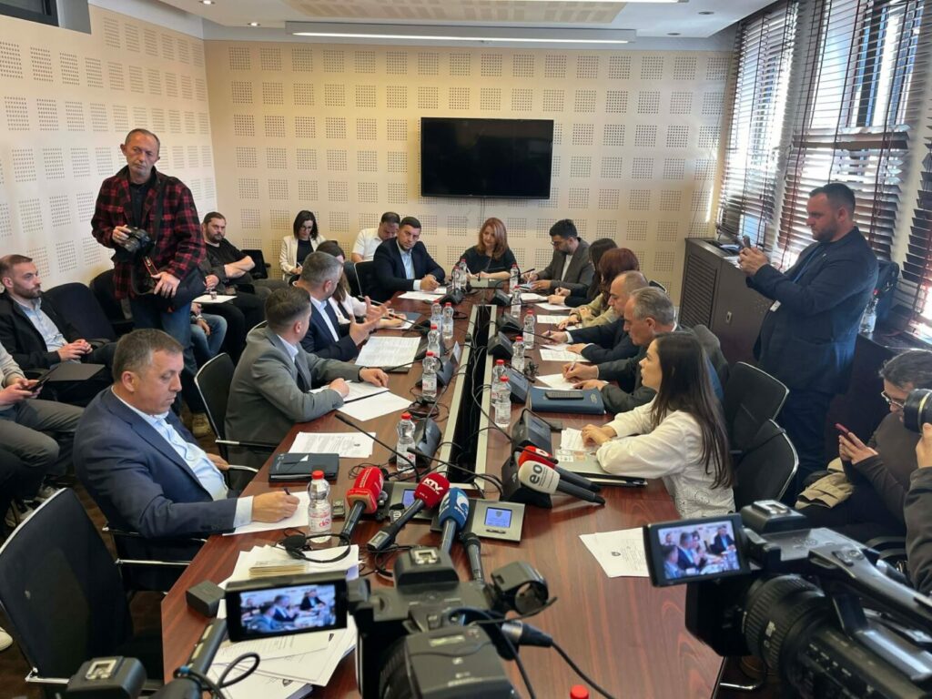 Zemaj ka kërkuar sqarime nga ministri Hoti për financimin dhe përmbajtjen e ekspozitës “Masakrat në Kosovë 1998–1999”.