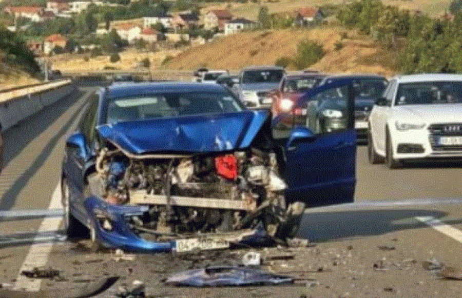 Përplasje me tri makina në Pejë, policia dhe ambulanca në vendngjarje