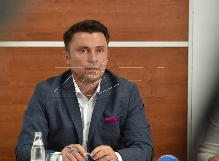 Përplasjet politike në Prishtinë: PDK-ja dhe ndikimi në LDK-në sipas Rrustemit