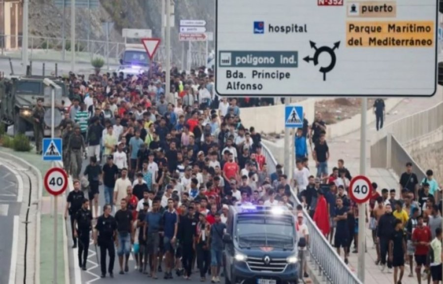 Rreth 49 mijë migrantë kanë hyrë në Ceuta gjatë 24 orëve të fundit, sipas zyrtarëve spanjollë.