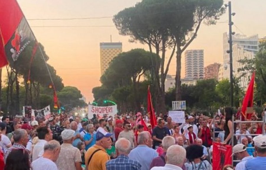 Protesta e gjatë në Shqipëri kundër investimit në Zvërnec dhe kërkesat për ndryshime politike