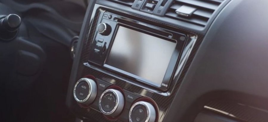 Pse ulim volumin e radios kur parkojmë në prapakthim?