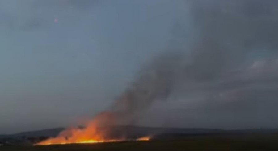 Flakët përfshijnë fushën në Ferizaj, zjarr i madh në mbrëmje