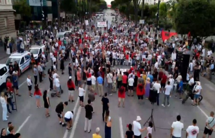 Protesta në Tiranë vazhdon për të 71-ën ditë me kërkesa për ndryshime rrënjësore