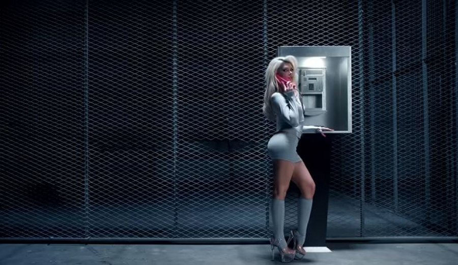 Era Istrefi rikthehet me këngën provokuese “Bad” dhe videoklipin e ri