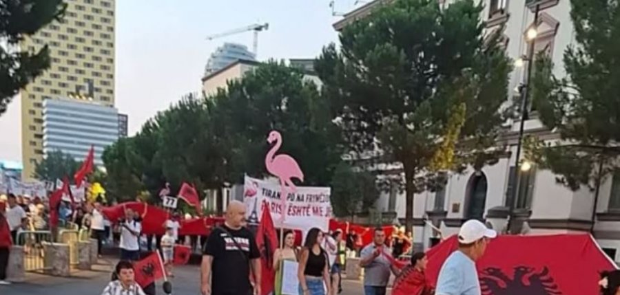 Protesta në Tiranë vazhdon për të 77-ën ditë me marshim drejt Kryeministrisë