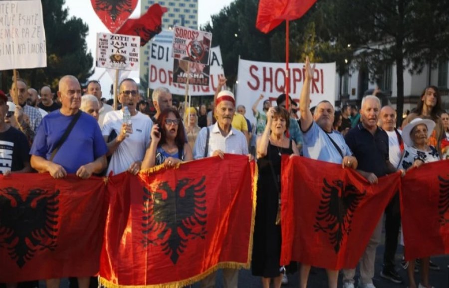 Protesta e 79-të në Tiranë: Një natë tensioni dhe thirrjesh për ndryshim