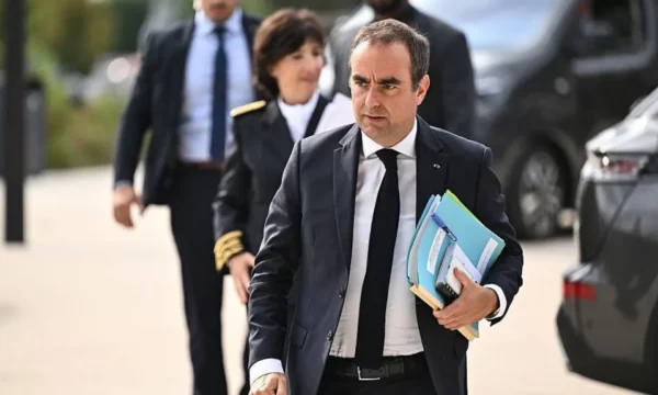 Zjarret shkatërrojnë Francën, kryeministri ndeshet me zemërimin e banorëve