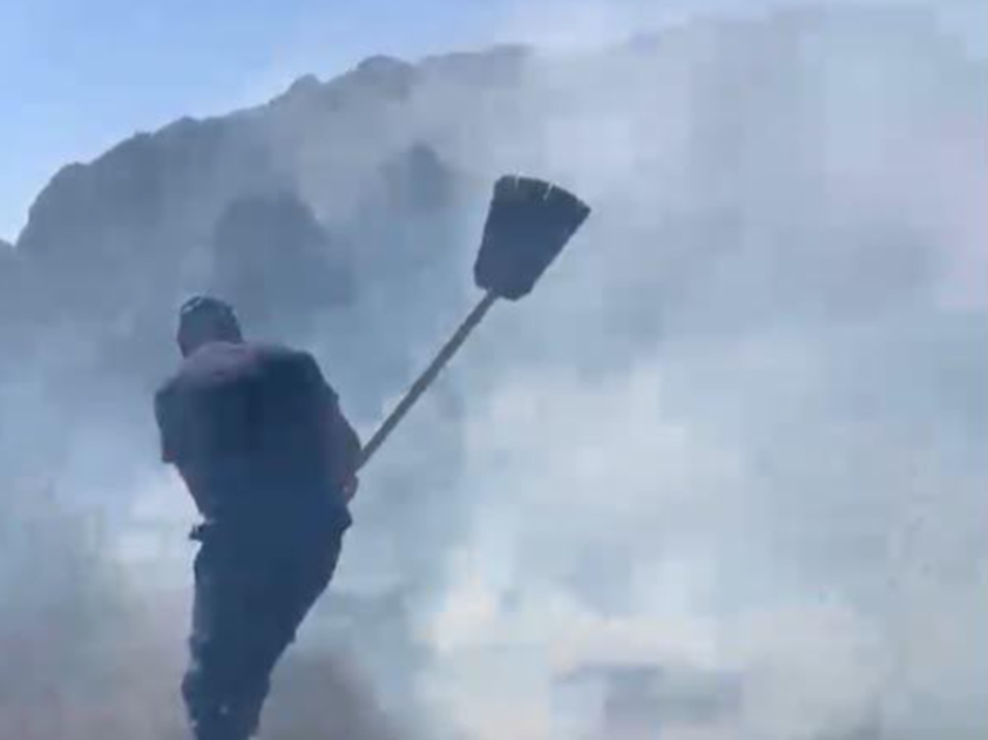 Flakët në Pukë: Zjarri afrohet rrezikshëm pranë banesave për shkak të erës së fortë