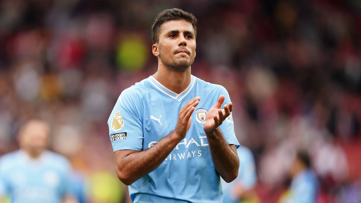 Manchester City ka nisur bisedimet për mesfushorin e Bournemouthit, Alex Scott, si zëvendësues të Rodrit.