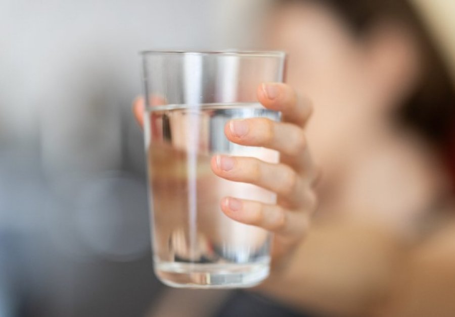 Sa ujë duhet të pimë në ditë për një shëndet optimal?